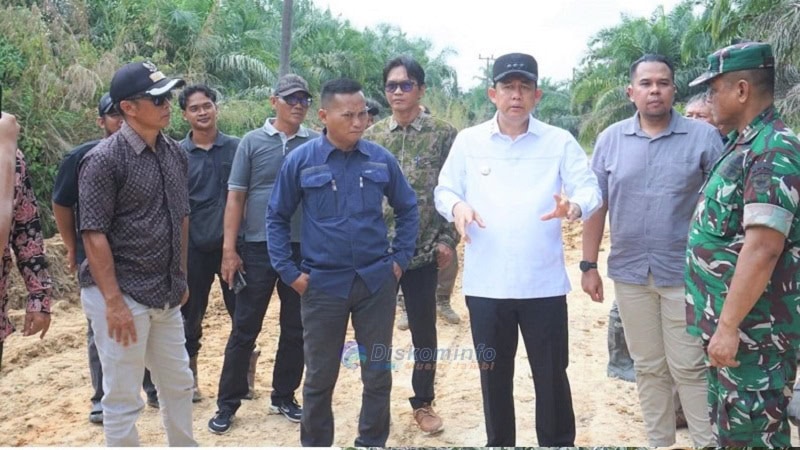 Bupati Muaro Jambi, Bambang Bayu Suseno, meninjau kondisi jalan di Desa Marga Manunggal Jaya, Sungai Bahar, Sabtu | dki-mj

