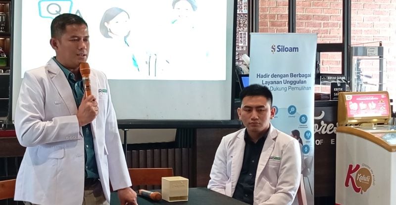 dr Husnul Verdian Sp.OT (kiri) dan dr Jonathan Alvin Nugraha Halim M.Biomed, Sp.B berbagi pengetahuan dengan para jurnalis | dod