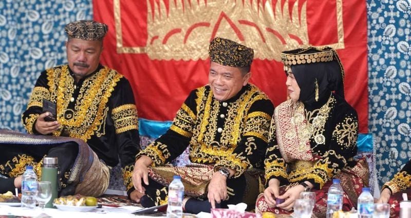 Gubernur Jambi, Al Haris, dianugerahi gelar adat kehormatan oleh Lembaga Kerapatan Adat Enam Luhah Sungai Penuh, Sabtu 4 Juli 2026 | erit