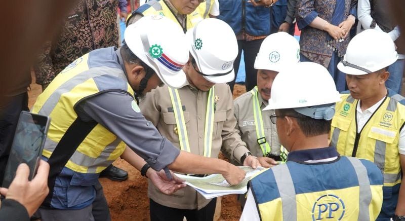 Gubernur Jambi, Al Haris, meletakkan batu pertama pembangunan Rumah Sakit Umum Bukit Tengah di Kabupaten Kerinci, Minggu 5 Juli 2026 | erit