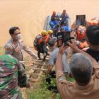 Proses evakuasi jenazah Fajri yang hanyut di Sungai Batang Tembesi | sar