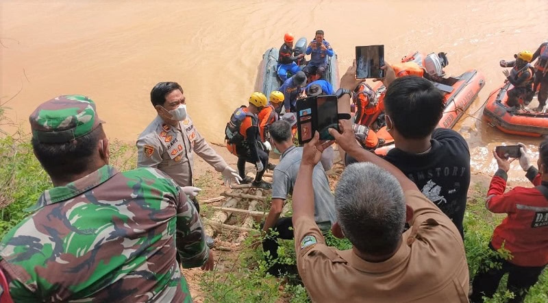 Proses evakuasi jenazah Fajri yang hanyut di Sungai Batang Tembesi | sar