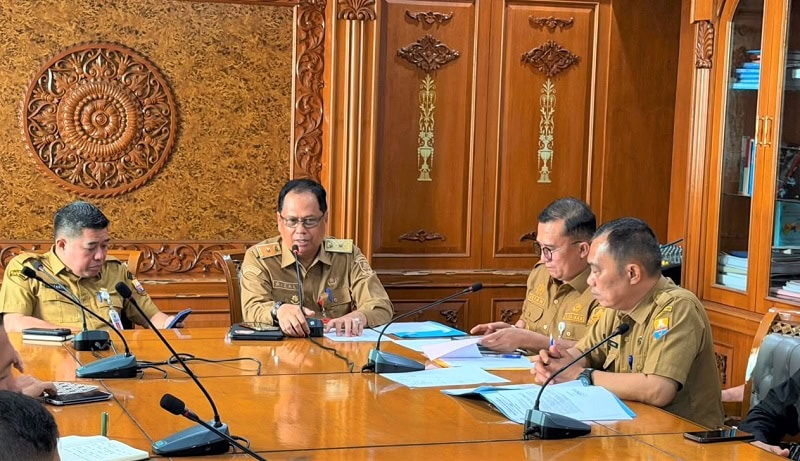 Rapat membahas nonton bareng Piala Dunia 2026, dipimpin Asisten II Setda Provinsi Jambi dan Kepala Dinas Kominfo Provinsi Jambi, Senin | ags