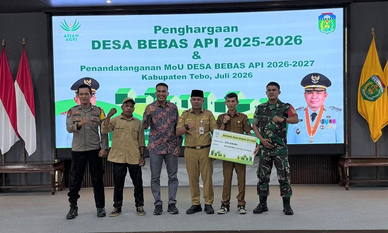 Penyerahan penghargaan Desa Bebas Api 2025–2026, dan penandatanganan komitmen program DBA 2026–2027 kepada lima desa, di Pendopo Rumah Dinas Bupati Tebo, Minggu 6 Juli 2026 | humas asian agri