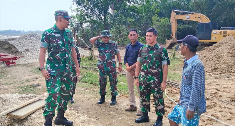 Kasiter Korem 042/Garuda Putih, Kolonel Kav Endi Siswanto Yusuf, meninjau pelaksanaan pembangunan jembatan oleh prajurit TNI di Kabupaten Sarolangun | penrem