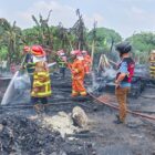 Kebakaran meludeskan rumah yang juga tempat pengepul barang bekas, di Jalan Lingkar Timur II, Kota Jambi, Minggu siang | asa
