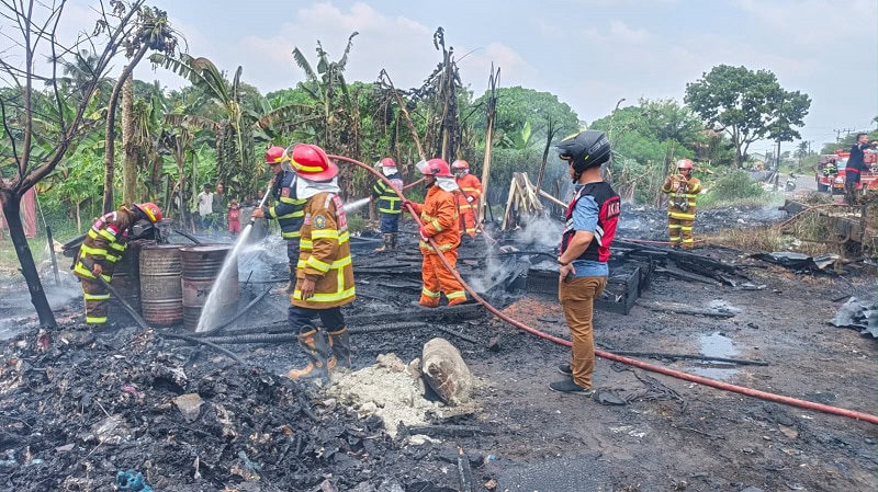 Kebakaran meludeskan rumah yang juga tempat pengepul barang bekas, di Jalan Lingkar Timur II, Kota Jambi, Minggu siang | asa