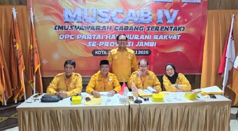 Ketua DPC Hanura Muaro Jambi, Ahmaddani Kusumah (berdiri) | dod
