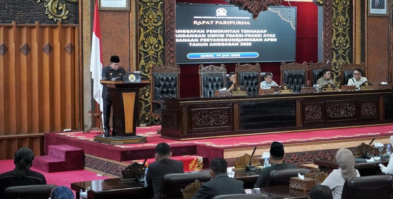 Gubernur Jambi, Al Haris, menyampaikan jawaban dan tanggapan atas Pandangan Umum fraksi DPRD Provinsi Jambi terhadap Ranperda Pertanggungjawaban Pelaksanaan APBD 2025 | novri