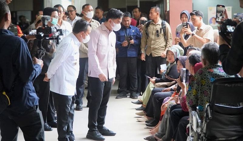 Gubernur Jambi, Al Haris, mendampingi Wakil Presiden Gibran Rakabuming Raka, meninjau Rumah Sakit Raden Mattaher, Jambi, Kamis | dki-pj