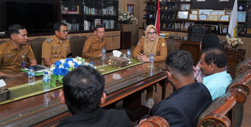Bupati Tanjung Jabung Timur, Dillah Hikmah Sari, bersama Wakil Bupati Muslimin Tanja, menerima kunjungan manajemen PT Intan Maca Internasional, investor asal Malaysia | dki-tjt
