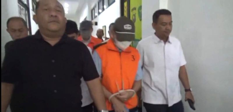 Tersangka kasus korupsi DAK di Dinas Pendidikan Provinsi Jambi, Varial Adhi Putra Cs, diserahkan penyidik Polda Jambi ke kejaksaan, Kamis | asa