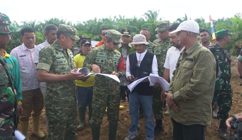 Danrem 042/Garuda Putih, Brigjen TNI Nyamin, meninjau realisasi program Cetak Sawah Rakyat, di Desa Sungai Rambai, Tebo Ulu, Kabupaten Tebo | penrem