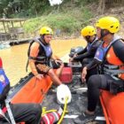 Tim SAR Gabungan mencari korban hilang akibat mobil travel terjun ke sungai di Mersam, Kabupaten Batang Hari, Jambi, Senin pagi | sar