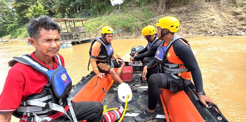 Tim SAR Gabungan mencari korban hilang akibat mobil travel terjun ke sungai di Mersam, Kabupaten Batang Hari, Jambi, Senin pagi | sar