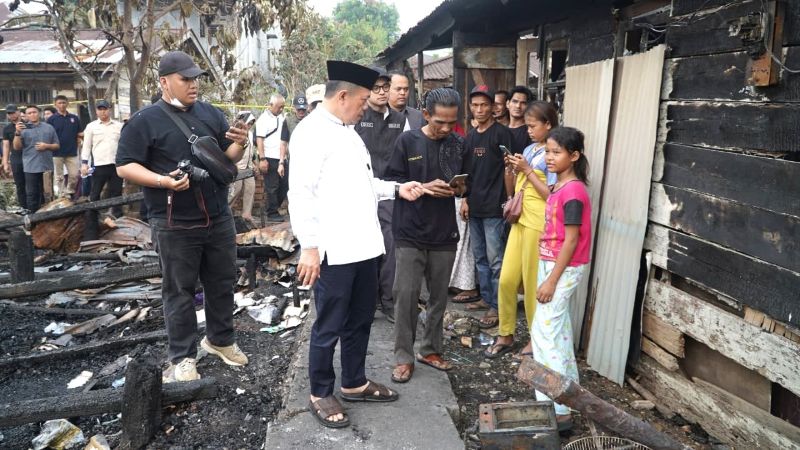Gubernur Jambi menemui para korban kebakaran di Kelurahan Cempaka Putih, Jelutung, Kota Jambi, Minggu sore | erit
