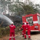 Tim HSSE Pertamina EP Jambi memadamkan kebakaran lahan menggunakan fire truck di salah satu lokasi karhutla di Jambi | foto : pep jambi