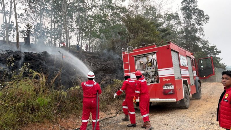 Tim HSSE Pertamina EP Jambi memadamkan kebakaran lahan menggunakan fire truck di salah satu lokasi karhutla di Jambi | foto : pep jambi