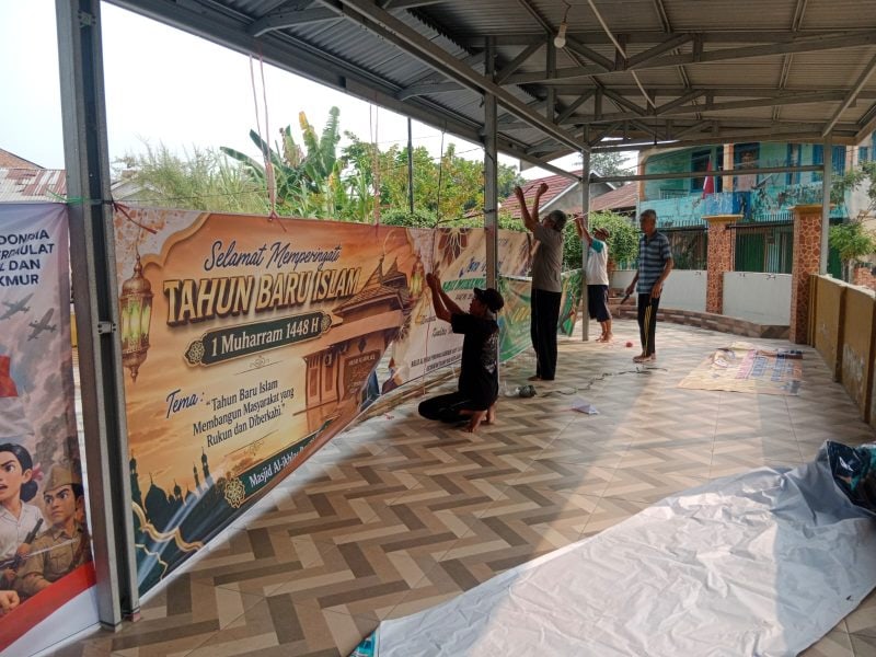 Kegiatan gotong royong di Masjid Al Ikhlas Aur Kenali menghadapi peringatan Maulid Nabi Muhammad SAW | tim