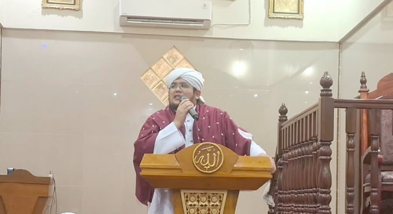 Habib Syaugi memberi ceramah pada peringatan Maulid Nabi Muhammad SAW, di Masjid Al Ikhlas, Aur Kenali, Telanaipura, Kota Jambi, Sabtu malam | tim 