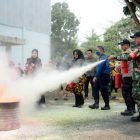 Warga Kenali Asam mengikuti simulasi pemadaman api menggunakan APAR dalam kegiatan sosialisasi pengamanan jalur pipa Pertamina EP Jambi Field | pep jambi