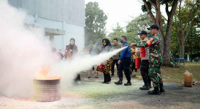 Warga Kenali Asam mengikuti simulasi pemadaman api menggunakan APAR dalam kegiatan sosialisasi pengamanan jalur pipa Pertamina EP Jambi Field | pep jambi