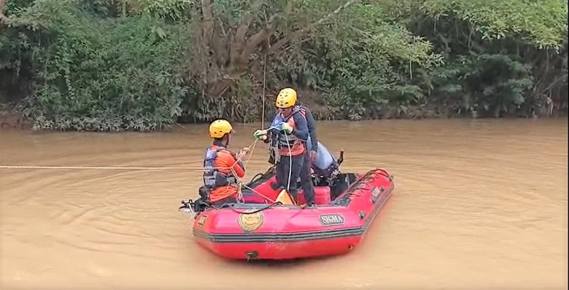 Upaya pencairan seorang nenek yang hanyut di Sungai Nalo Tantan, Kabupaten Merangin, Jambi | sar