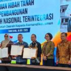 Penandatanganan hibah oleh Bupati Tanjung Jabung Timur, Dillah Hikmah Sari, bersama Kementerian Pendidikan Dasar dan Menengah, di Tangerang, Banten, Kamis | dki-tjt