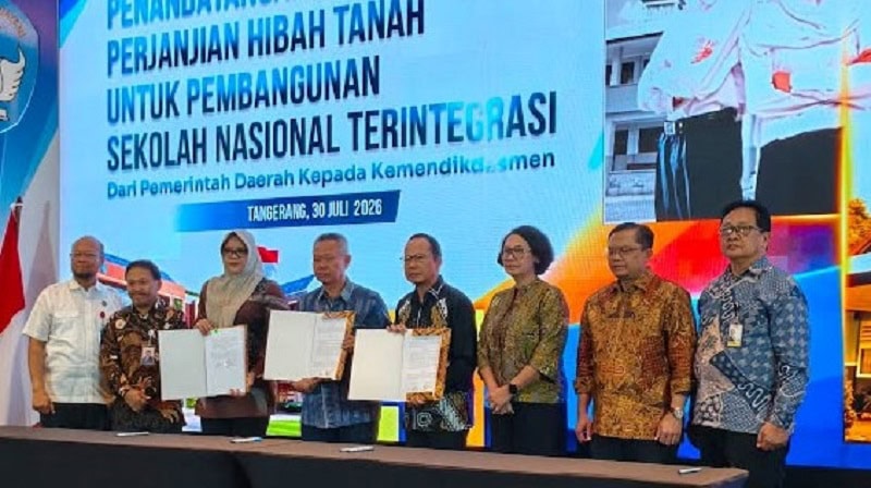Penandatanganan hibah oleh Bupati Tanjung Jabung Timur, Dillah Hikmah Sari, bersama Kementerian Pendidikan Dasar dan Menengah, di Tangerang, Banten, Kamis | dki-tjt