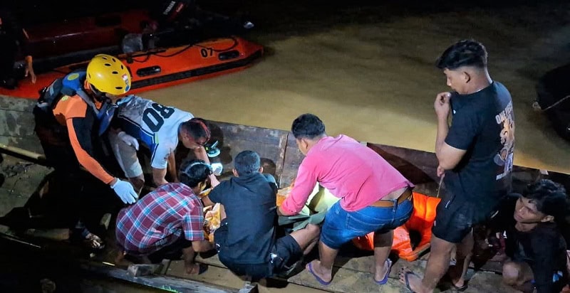 Evakuasi jasad Nenek Zaimah yang meninggal dunia akibat hanyut di Sungai Nalo Tantan, Merangin, Jambi | sar