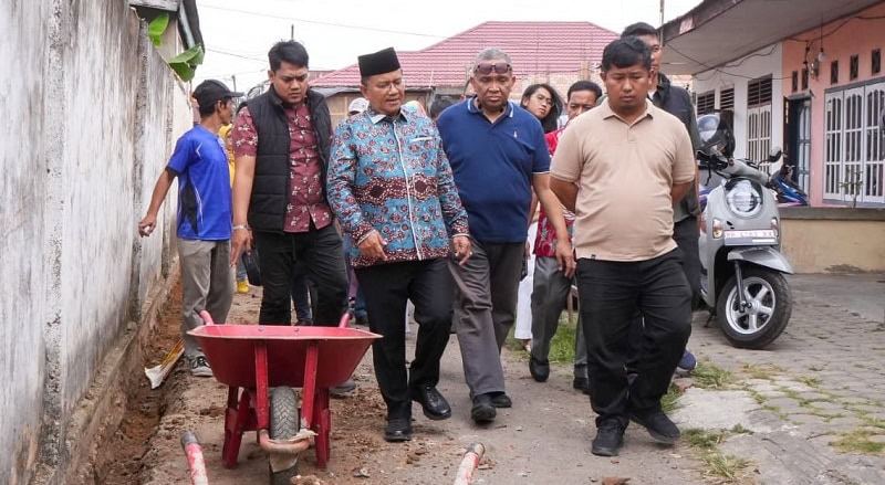 Wamenaker Afriansyah Noor mengecek pelaksanaan program Bantuan Padat Karya, di RT 13 Simpang III Sipin, Kota Jambi | par