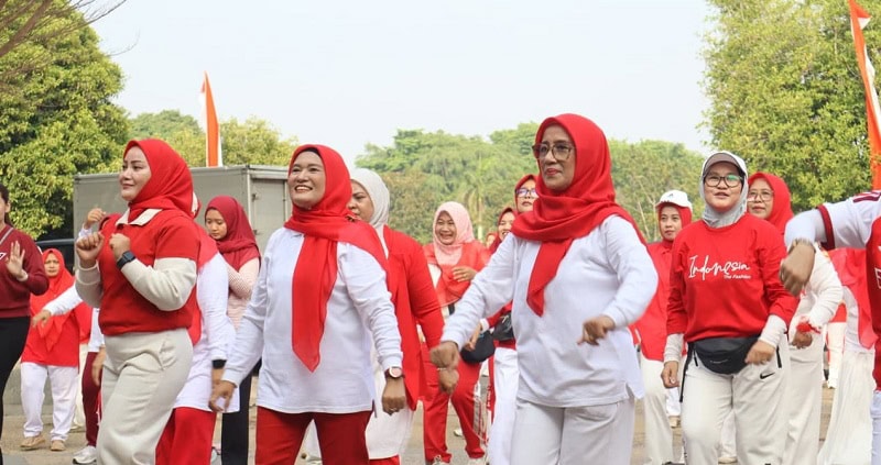 Memeriahkan HUT ke-81 Kemerdekaan Republik Indonesia, DWP Provinsi Jambi menggelar Senam Bersama, di Pendopo Kantor Gubernur Jambi, Selasa | fadli