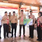 BPJS Ketenagakerjaan Cabang Batang Hari menyerahkan kartu kepesertaan jaminan sosial ketenagakerjaan kepada anggota Pramuka, Senin | foto : ns