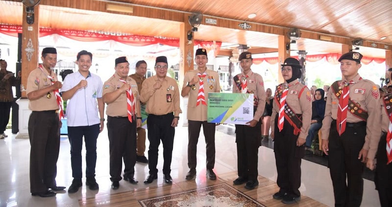 BPJS Ketenagakerjaan Cabang Batang Hari menyerahkan kartu kepesertaan jaminan sosial ketenagakerjaan kepada anggota Pramuka, Senin | foto : ns