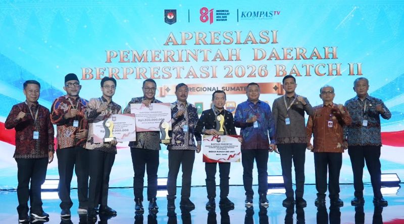 Gubernur Jambi menerima penghargaan Pemerintah Daerah Berprestasi 2026 dari pemerintah pusat, di Batam, Rabu | dki-pj