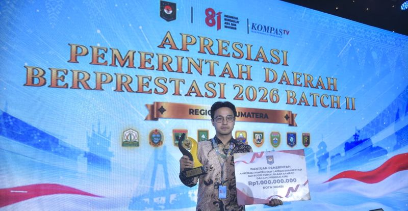 Wakil Wali Kota Jambi, Diza Hazra Aljosha, seusai menerima penghargaan dari Mendagri Tito Karnavian, di Batam | eo