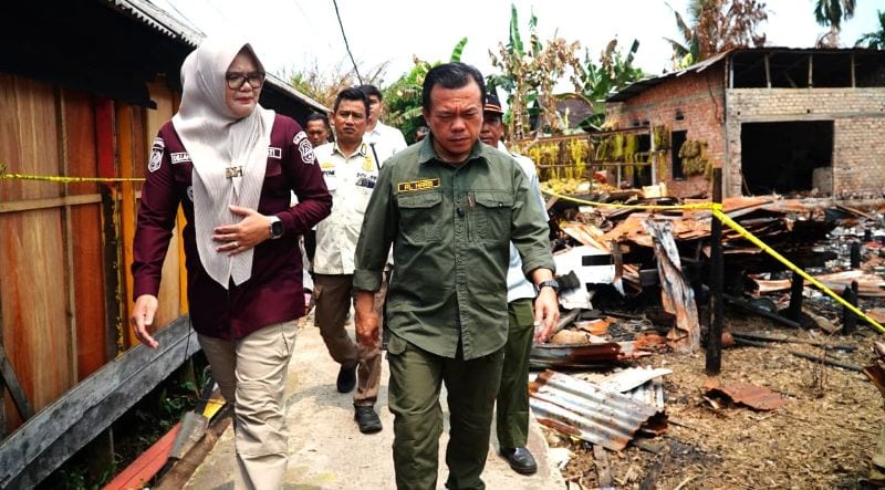 Gubernur Jambi bersama Bupati Tanjabtim mengunjungi korban kebakaran di Desa Lagan Tengah, Rabu | dki-pj