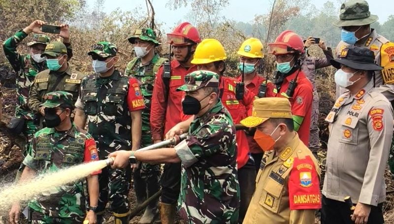 Pangdam XX/TIB ikut memadamkan api pada lahan yang terbakar di Teluk Dawan, Tanjung Jabung Timur, Senin | diskominfo