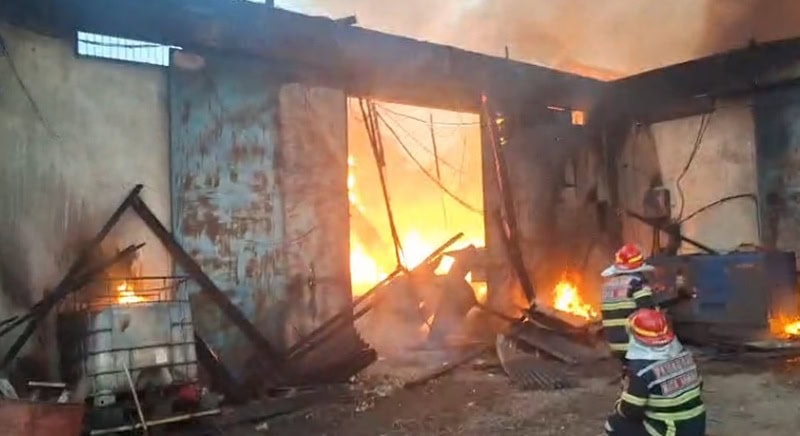 Sebuah gudang kopra di Talang Bakung, Paal Merah, Kota Jambi, terbakar, Rabu sore | asa