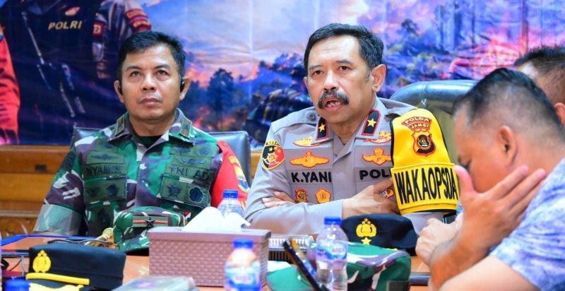 Wakapolda Jambi saat melakukan pengecekan hotspot karhutla di Posko Bandara Lama, Sabtu | pld