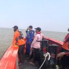 Upaya Tim SAR Gabungan melakukan pencarian seorang nelayan yang hilang di tengah perairan Kuala Tungkal | basarnas