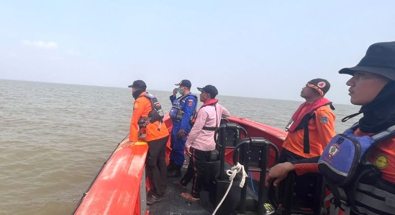 Upaya Tim SAR Gabungan melakukan pencarian seorang nelayan yang hilang di tengah perairan Kuala Tungkal | basarnas