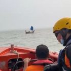 Dua nelayan yang terombang-ambing di tengah laut ditemukan Tim SAR Gabungan | basarnas