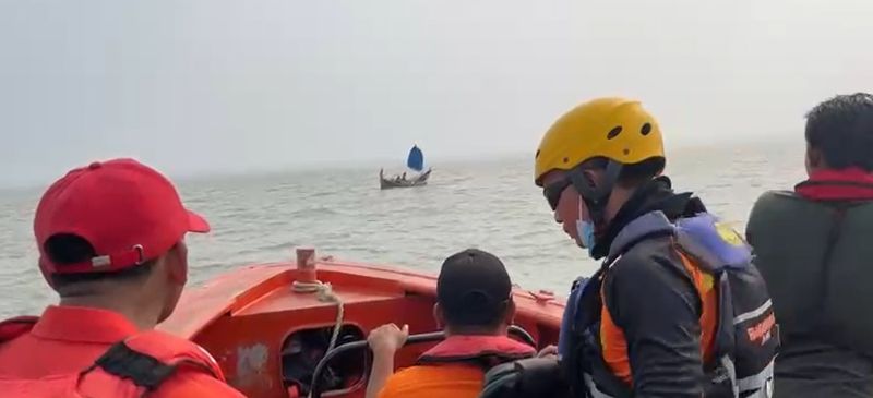 Dua nelayan yang terombang-ambing di tengah laut ditemukan Tim SAR Gabungan | basarnas