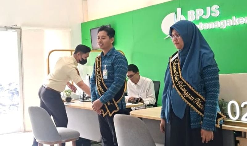 Kepala Kantor BPJS Ketenagakerjaan Batang Hari, Pio Susandi, ikut melayani para peserta pada peringatan Hari Pelanggan Nasional | foto : ns