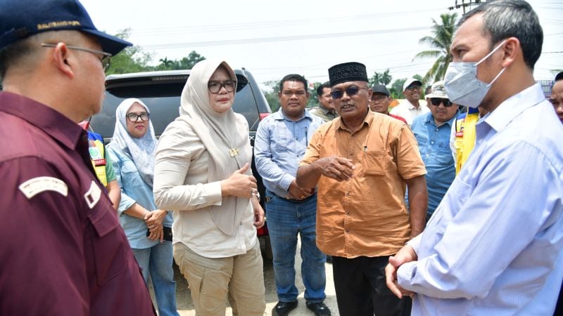 Bupati Tanjabtim bersama anggota Komisi V DPR RI meninjau kondisi jalan di Tanjabtim | dki-tjt