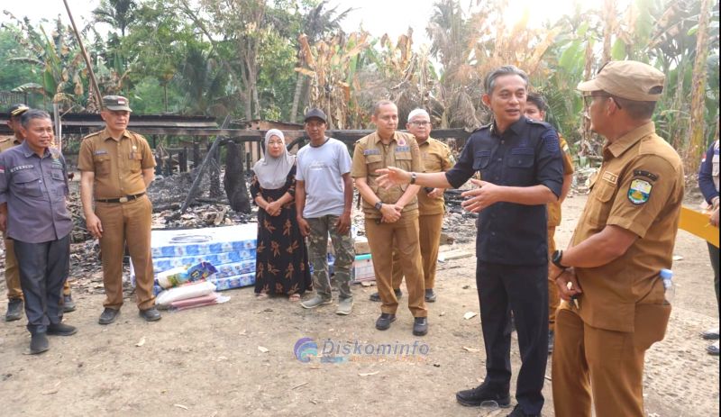 Wakil Bupati Muaro Jambi, Junaidi H Mahir, mengunjungi lokasi kebakaran dan menyerahkan bantuan kepada korban | dki-mj