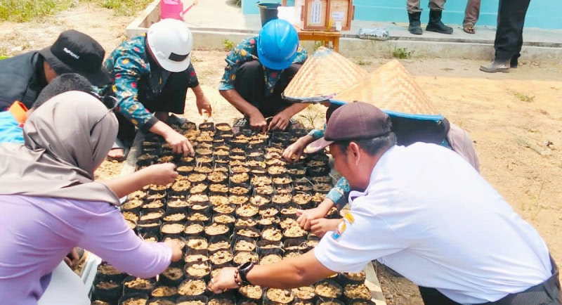 Asian Agri melalui unit PT IIS Kebun Muara Bulian memberi pendidikan vokasi dan sarana praktik pembibitan kelapa sawit varietas unggul Topaz kepada SMKN 8 Batang Hari, Jambi | foto : lid