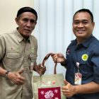 Ketua FJM Jambi, Mursyid Sonsang (kiri) dan Government & Relations Superintendent PetroChina International Jabung Ltd, Lasno (kanan) | tim fjm