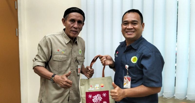 Ketua FJM Jambi, Mursyid Sonsang (kiri) dan Government & Relations Superintendent PetroChina International Jabung Ltd, Lasno (kanan) | tim fjm